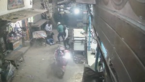 Delhi Crime: दिल्ली में एक युवक पर चार लोगों ने चाकू से किया हमला, फिर मारी गोली