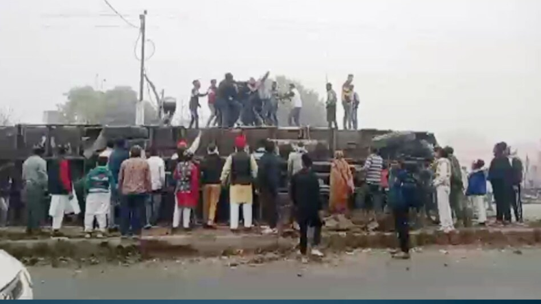 Accident: तिरंगा यात्रा के दौरान पलटा ट्रक, एक छात्र की हुई मौत