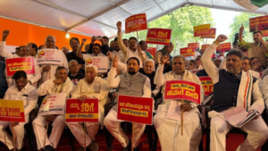 कर्नाटक के मुख्यमंत्री सिद्धारमैया (CM Siddaramaiah), डिप्टी सीएम डी के शिवकुमार ने जंतर-मंतर पर विरोध प्रदर्शन किया.